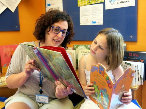 Susanna Rincon i Emma Sanz llegint contes de llops a la Biblioteca de Can Mulà